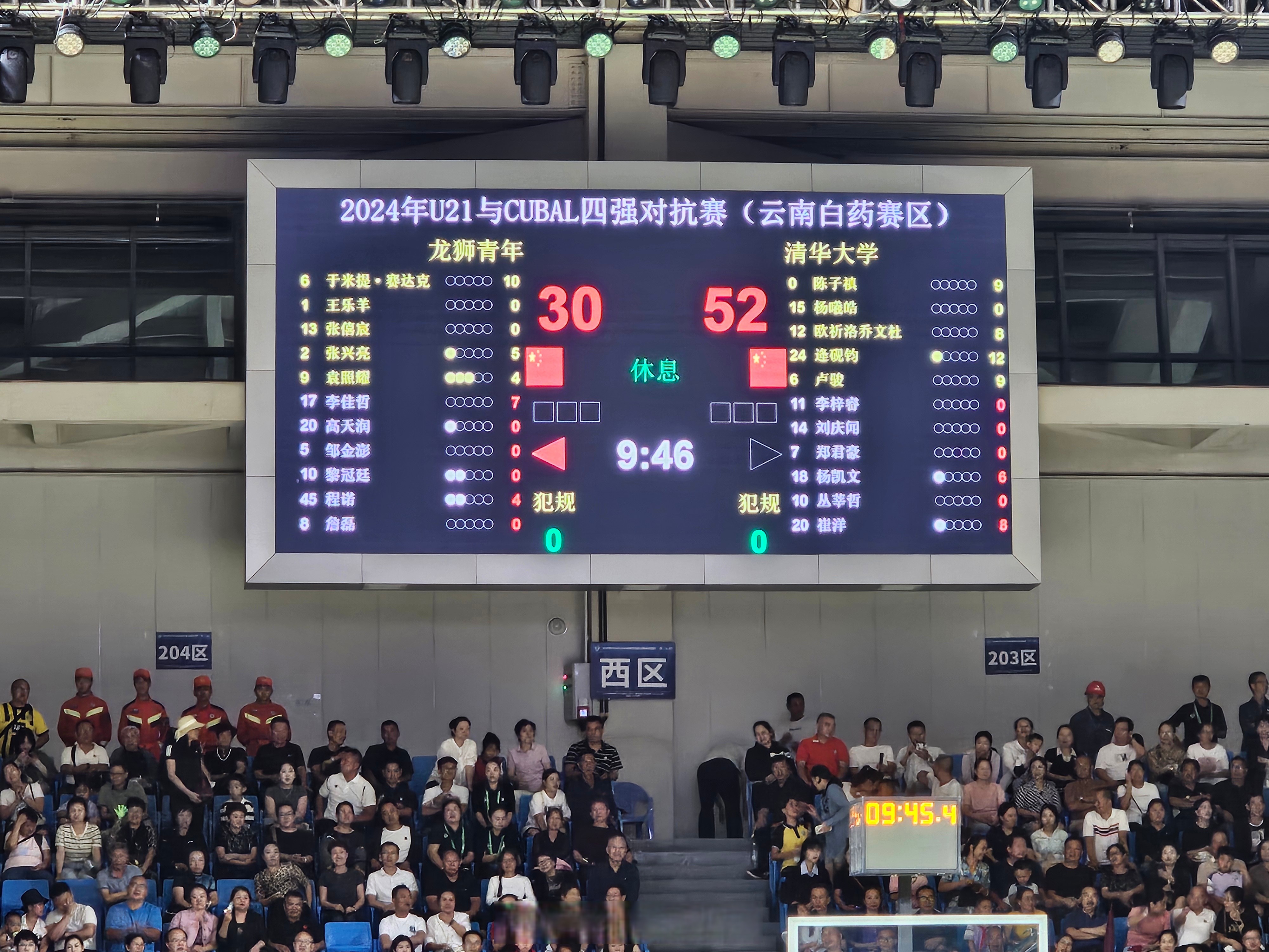 职业篮球比赛升温，观众热情高涨的简单介绍