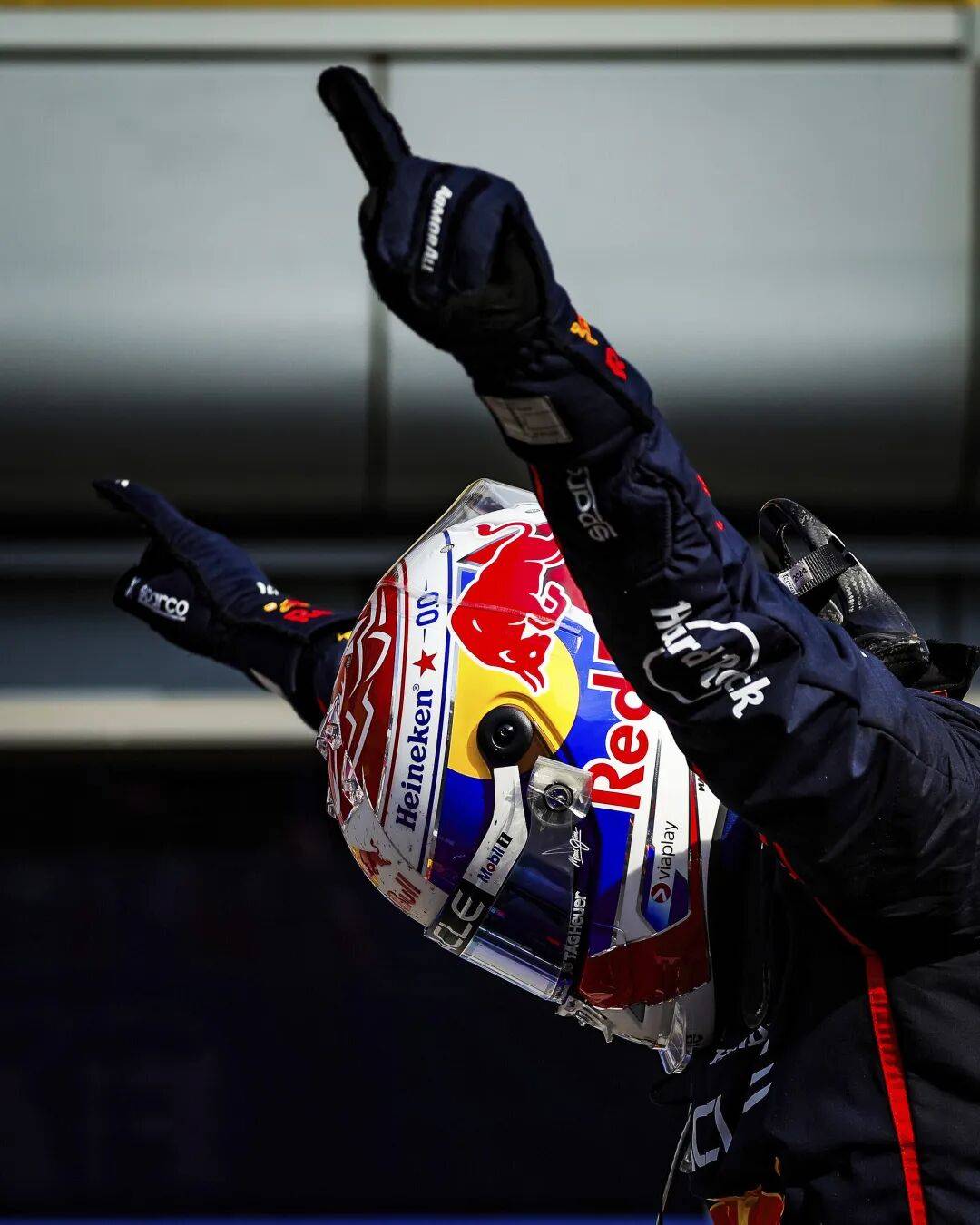 包含红牛二队完胜雷诺车队，皮亚斯特里统治全场的词条