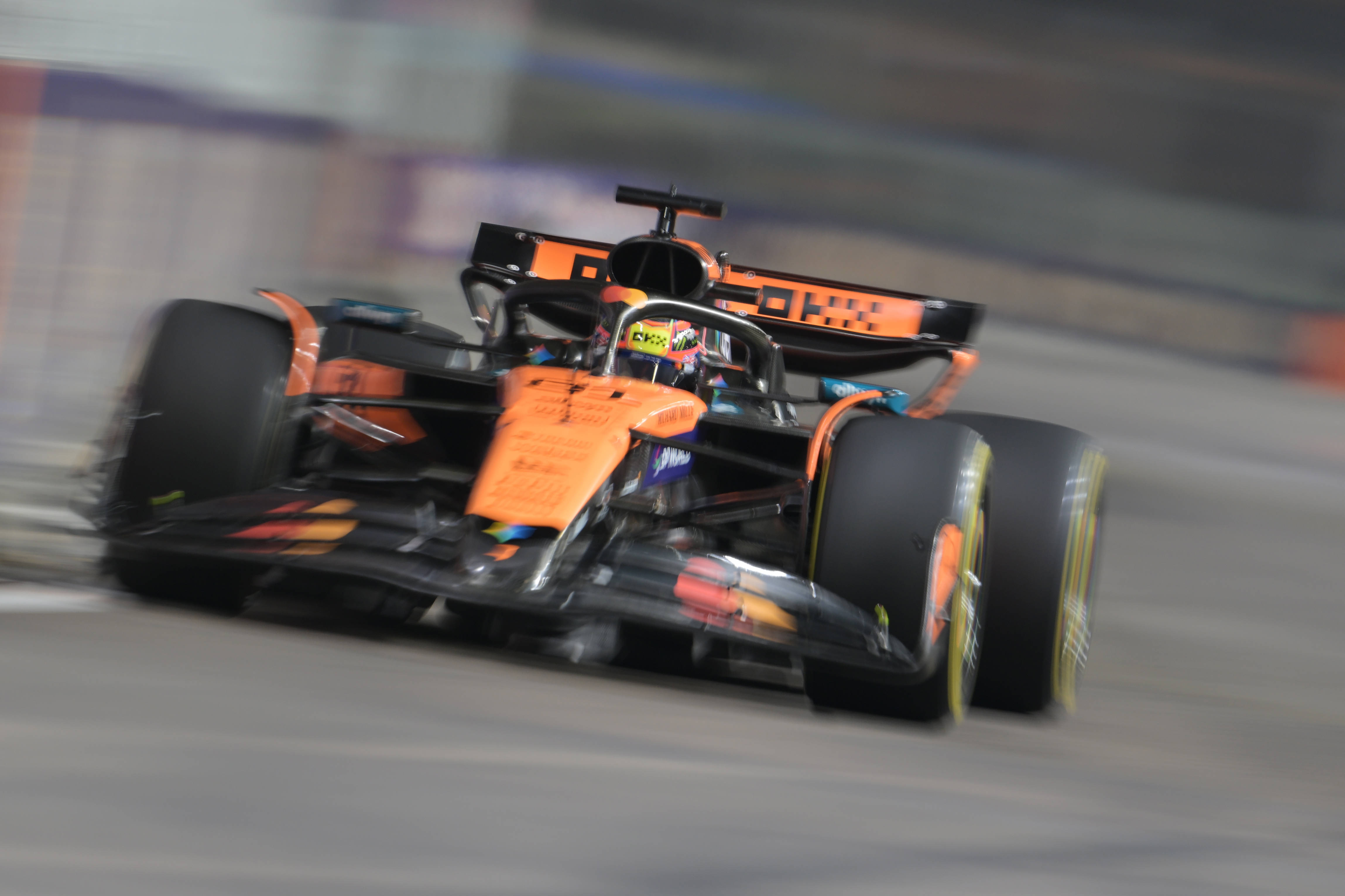 包含红牛二队完胜雷诺车队，皮亚斯特里统治全场的词条