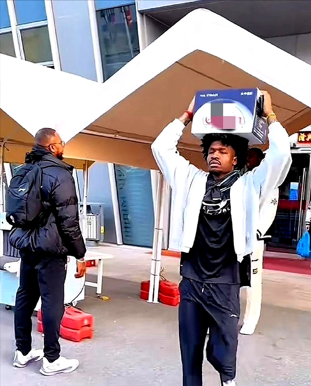 球队横扫对手，所向披靡，一路领先