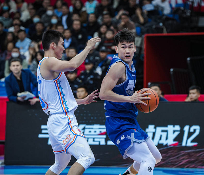 波兰绝地反击马赛，范佩西一己之力扛起全队的简单介绍