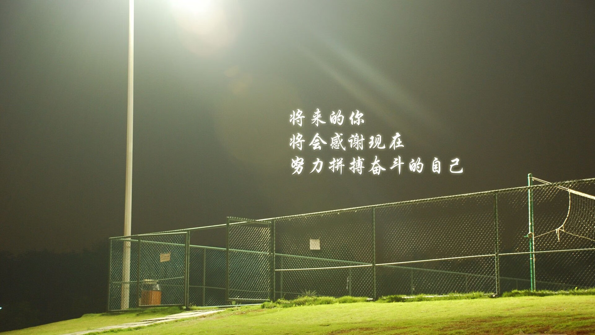 浓眉关键制胜，独行侠连续得分压制太阳，一场战术与意志的较量